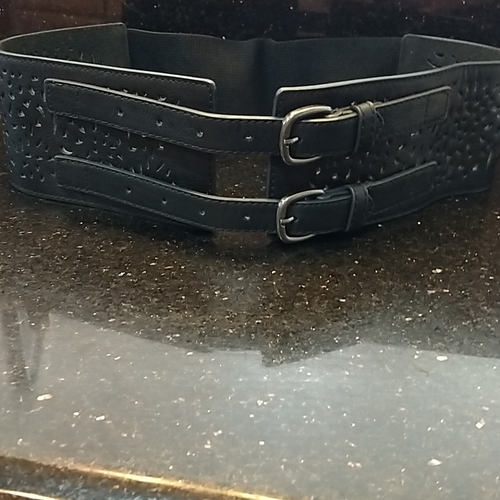 Black double buckle belt.